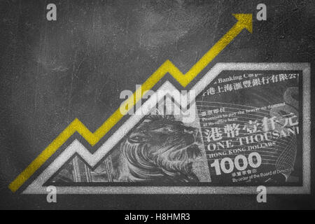 Un denaro bill disegnati su una scheda di gesso guardando come un grafico di crescita con una freccia rivolta verso l'alto che simboleggiano i rapporti economici Foto Stock