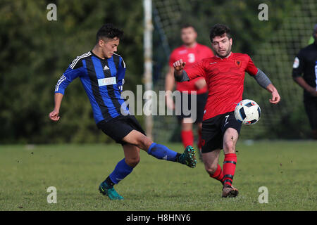 London Regno Sport (blu/nero) vs Riviera, Hackney & Leyton Domenica League calcio a Hackney Marshes il 13 novembre 2016 Foto Stock