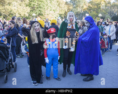 I genitori e i bambini hanno un altrettanto buon tempo all'annuale Washington Square per bambini sfilata di Halloween nel Greenwich Village di New York City. Foto Stock