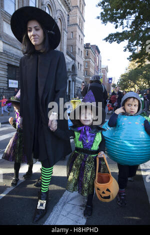 I genitori e i bambini hanno un altrettanto buon tempo all'annuale Washington Square per bambini sfilata di Halloween nel Greenwich Village di New York City. Foto Stock