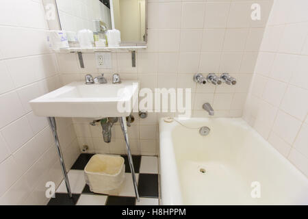 Stanza da bagno en-suite in Hotel Pennsylvania, 7th Ave, New York City, Stati Uniti d'America. Foto Stock