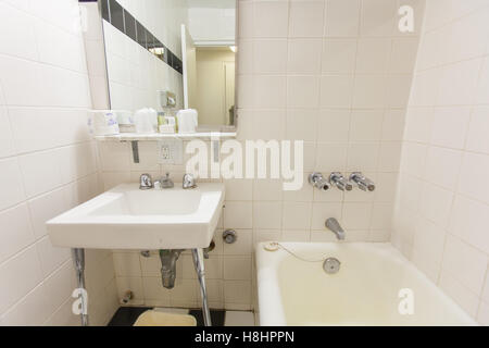 Stanza da bagno en-suite in Hotel Pennsylvania, 7th Ave, New York City, Stati Uniti d'America. Foto Stock