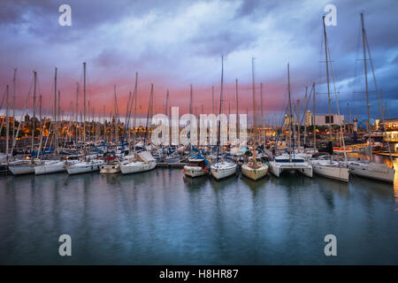 Città di Barcellona in Spagna, Port Vell al crepuscolo, barche a vela e yacht a Darsena Nacional Marina Foto Stock