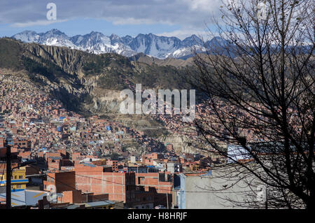 La Paz, Bolivia, Illimani e Snowy White vette della Cordillera intervallo reale della distanza Foto Stock