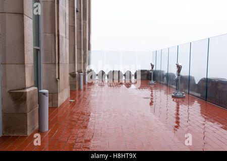 Parte superiore della roccia punto di vista nella nebbia fitta, Rockefeller Center di New York City, Stati Uniti d'America. Foto Stock