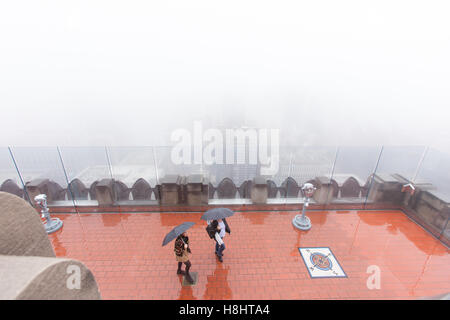 Parte superiore della roccia punto di vista nella nebbia fitta, Rockefeller Center di New York City, Stati Uniti d'America. Foto Stock