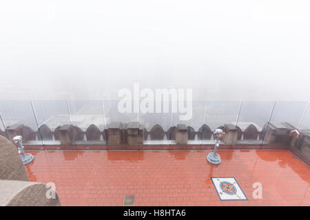 Parte superiore della roccia punto di vista nella nebbia fitta, Rockefeller Center di New York City, Stati Uniti d'America. Foto Stock