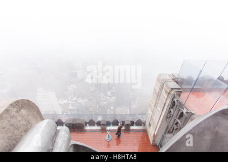 Parte superiore della roccia punto di vista nella nebbia fitta, Rockefeller Center di New York City, Stati Uniti d'America. Foto Stock