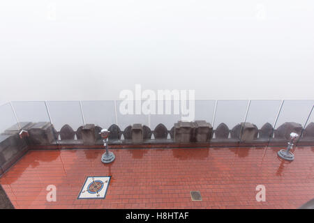 Parte superiore della roccia punto di vista nella nebbia fitta, Rockefeller Center di New York City, Stati Uniti d'America. Foto Stock