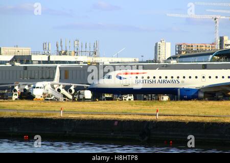 LONDON, Regno Unito - 11 settembre 2016: Un Embraer ERJ-190SR da British Airways Cityflyer Express Limited (G-LCYO) in rullaggio a LCY Foto Stock