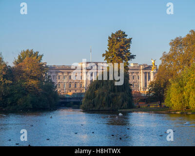 Buckingham Palace su una mattina di autunno Foto Stock