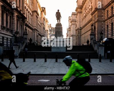 La statua di Robert Clive (1725 al 1774) nel centro di Londra all'alba. Clive è ricordato per la vittoria nella battaglia di Plessey Foto Stock