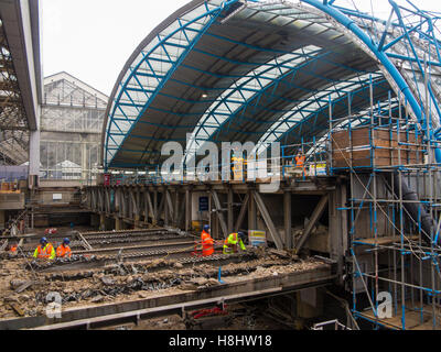 Londra, la stazione di Waterloo : investimento di oltre £800m per migliorare la Gran Bretagna è più trafficata Stazione ferroviaria Foto Stock