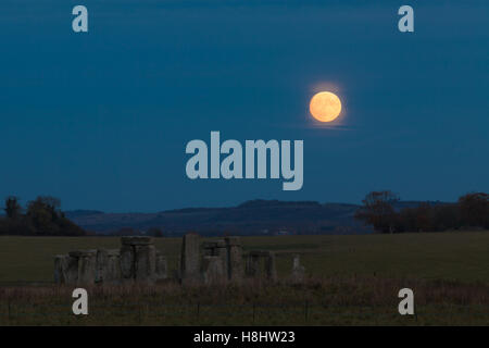 Le Pietre di luna. Il novembre 2016 Supermoon sorge su Stonehenge Foto Stock