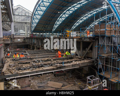 Londra, la stazione di Waterloo : investimento di oltre £800m per migliorare la Gran Bretagna è più trafficata Stazione ferroviaria Foto Stock