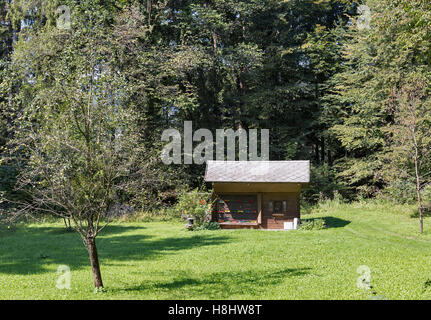 Apiariy house con orticaria nelle montagne della Slovenia Foto Stock