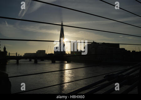 Il fiume Tamigi la mattina presto con il Coccio e il Tower Bridge visibile nello skyline della citta'. Foto Stock