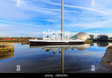 TS Queen Mary ormeggiato a Princes Dock, vicino Pacific Quay con il museo della scienza e la torre di osservazione di Glasgow, Scozia. Foto Stock