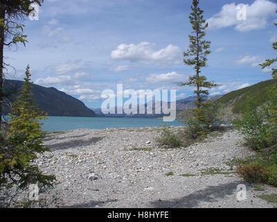 La costa rocciosa del Lago di Munch, British Columbia, Canada Foto Stock