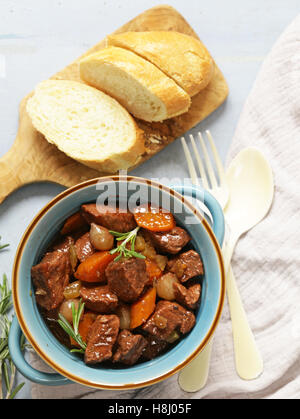 Tradizionale gulasch di manzo - Boeuf bourguigno. Comfort food. Stufato di carne con verdure Foto Stock