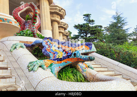 Parco Guell di Barcellona. Frog scultura fontana al entrata principale coperta con pezzi di colorate piastrelle di ceramica Foto Stock