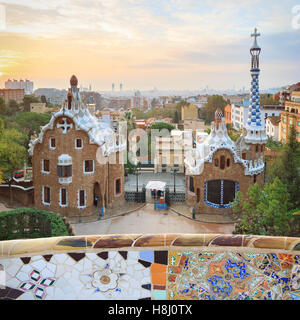 Parco Guell di Barcellona. Vista dell'ingresso case con vegetazione sul primo piano Foto Stock
