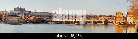 Praga, Repubblica Ceca - vista panoramica del Ponte Carlo, il fiume Moldava e del Castello Foto Stock