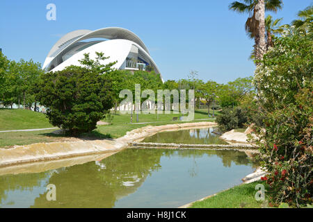 La Città delle Arti e delle scienze in Giardini Turia, Valencia, Spagna. Con il Palazzo delle Arti di edificio in background. Foto Stock