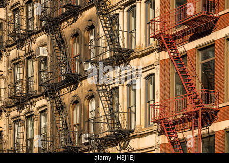 Soho facciate di edifici con il fuoco sfugge, Manhattan New York City Foto Stock
