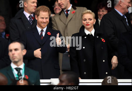 Il principe Harry e Charlene, Principessa di Monaco nelle gabbie durante l'autunno partita internazionale a Twickenham Stadium di Londra. Foto Stock