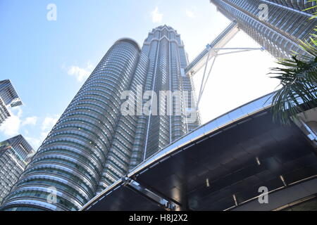 Vista delle Petronas Twin Towers e la tettoia di ingresso di Kuala Lumpur in Malesia Foto Stock