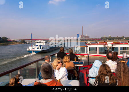 Germania, la zona della Ruhr, Duisburg, harbor tour escursione in barca, in background Friedrich-Ebert ponte che attraversa il fiume Reno. Foto Stock