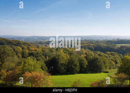 Germania, la zona della Ruhr, Bochum, vista dall'Università della Ruhr di Bochum per la valle del fiume Ruhr. Foto Stock