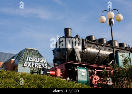 Germania, la zona della Ruhr, Bochum, il teatro musicale Starlight Express, vecchio locomotore ferroviario nella parte anteriore dell'edificio. Foto Stock