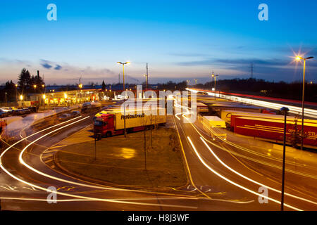 Germania, la zona della Ruhr, Bottrop, autostrada stazione presso l'autostrada A2 in direzione Hannover, arresto carrello. Foto Stock