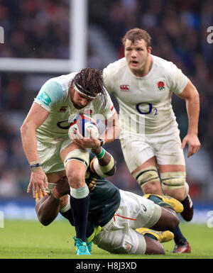 L'Inghilterra del Tom Wood è affrontato dal Sud Africa Tendai Mtawarira durante l'autunno partita internazionale a Twickenham Stadium di Londra. Foto Stock