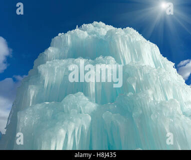 Acqua congelata in Fontana (cascata di ghiaccio) sul cielo sunshiny sfondo. Foto Stock