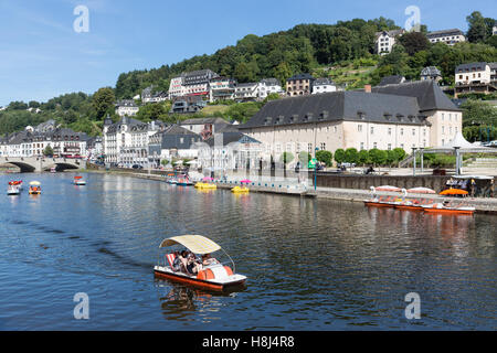 Vista a Bouillon con pedalò in fiume Semois su a Bouillon, Belgio Foto Stock