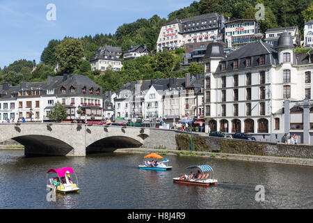 Vista a bouillon con pedalò in fiume Semois a Bouillon, Belgio Foto Stock