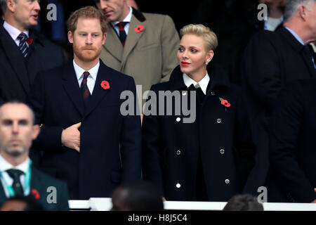 Il principe Harry e Charlene, Principessa di Monaco nelle gabbie durante l'autunno partita internazionale a Twickenham Stadium di Londra. Foto Stock