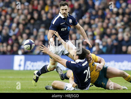 Alex Dunbar in Scozia (a sinistra) guarda come il compagno di squadra John Hardie raggiunge la palla durante la partita internazionale d'autunno al BT Murrayfield Stadium di Edimburgo. PREMERE ASSOCIAZIONE foto. Data foto: Sabato 12 novembre 2016. Vedi la storia della Pennsylvania RugbyU Scotland. Il credito fotografico deve essere: Jane Barlow/PA Wire. RESTRIZIONI: Solo per uso editoriale, non uso commerciale senza previa autorizzazione Foto Stock