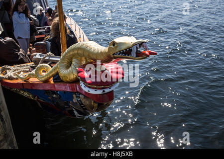 Prua della barca a vapore Gondola sul Coniston Water, Cumbria. Foto Stock