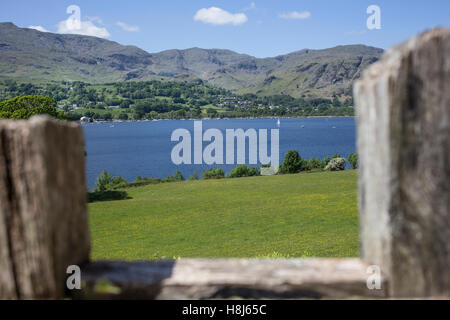 Il lago di Coniston e Coniston Old Man, visto dal Brantwood, casa di John Ruskin nel Lake District inglese Foto Stock