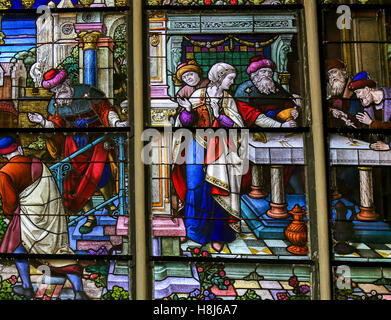 Vetrata raffigurante la leggenda locale di ebrei rubare pane sacramentale, nella Cattedrale di Mechelen, Belgio. Questo antisem Foto Stock