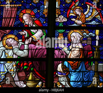 Vetrata raffigurante la morte di san Giuseppe con la Madre Maria e Gesù, nella Cattedrale di Saint Rumboldt in Mech Foto Stock