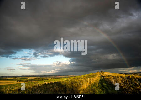 Rainbow su Old Bath Road via vicino a Cherhill, Wiltshire, Regno Unito Foto Stock