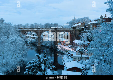 La mattina presto in Knaresborough in North Yorkshire dopo la nevicata Foto Stock