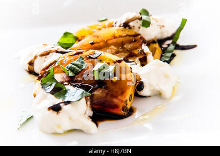 Mozzarella e pomodoro insalata caprese con basilico Foto Stock