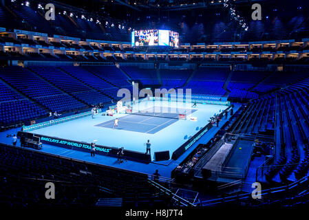 Londra, Regno Unito. Xi Nov, 2016. Dominic Thiem (AUT), Marin CILIC (CRO), Gael Monfils (FRA), Stanislas Wawrinka (SWI) e Bob e Mike Bryan (USA) hanno in pratica un vuoto O2 Arena il giorno prima della finalissima di ATP start. © Alberto Pezzali/Pacific Press/Alamy Live News Foto Stock