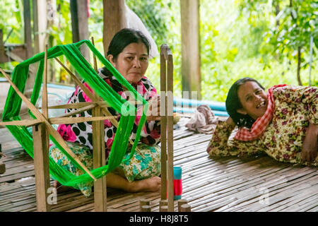 Telaio di seta, seta plantation, Koh Oknha Tey Isola, Cambogia Foto Stock